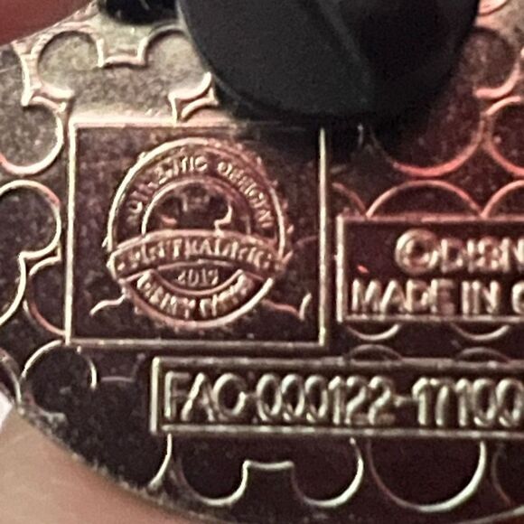 Disney 2015 Emoji Blitz Cheshire Cat Heart Eyes Alice in Wonderland Pin - Picture 4 of 5